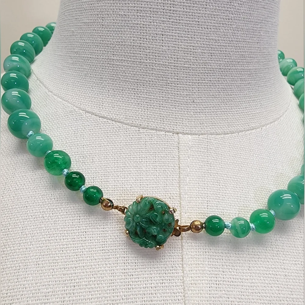 Vintage Green Stone Beaded Necklace Carved Floral Clasp Graduated Heavy - Picture 3 of 6